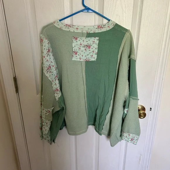POL Patchwork Floral Peace Sign Top - Mint Green - Picture 2 of 2